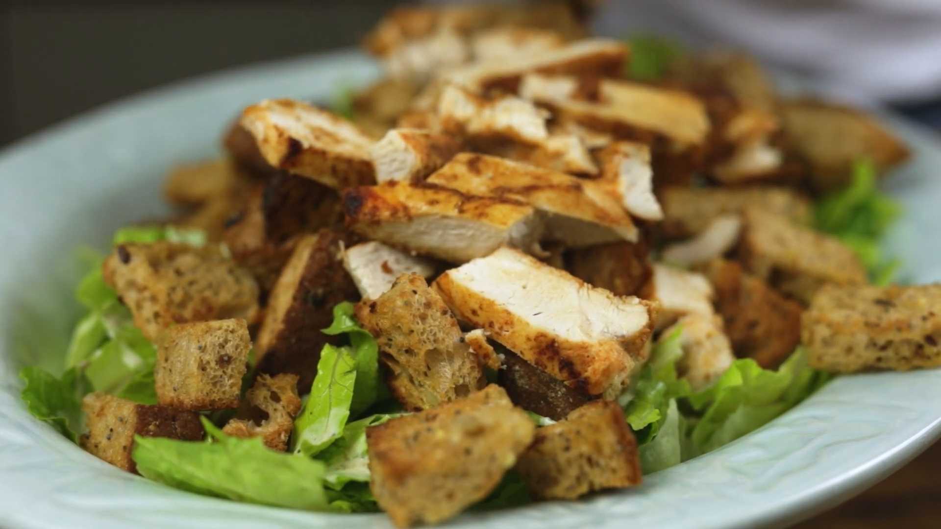 Салат Цезарь с курицей и пармезаном — Шаг 10