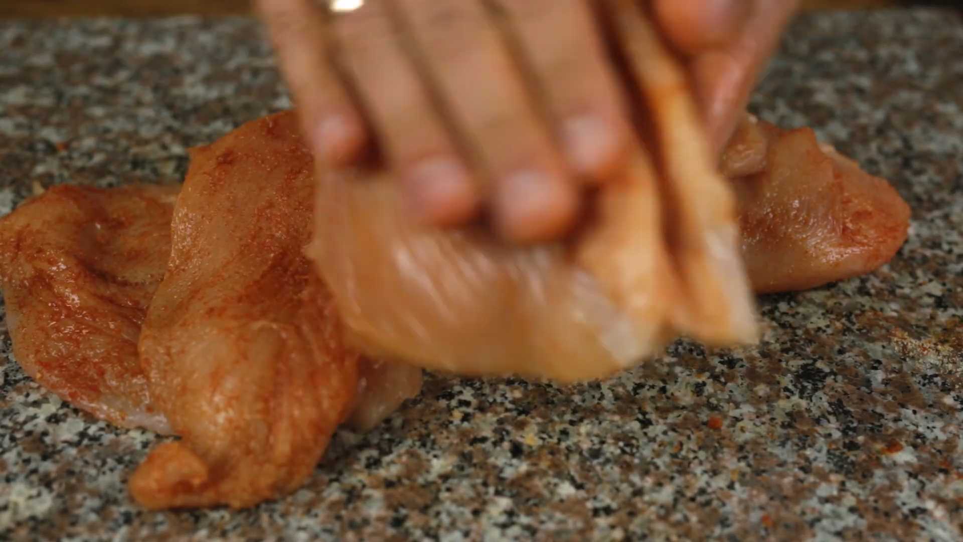 Салат Цезарь с курицей и пармезаном — Шаг 7