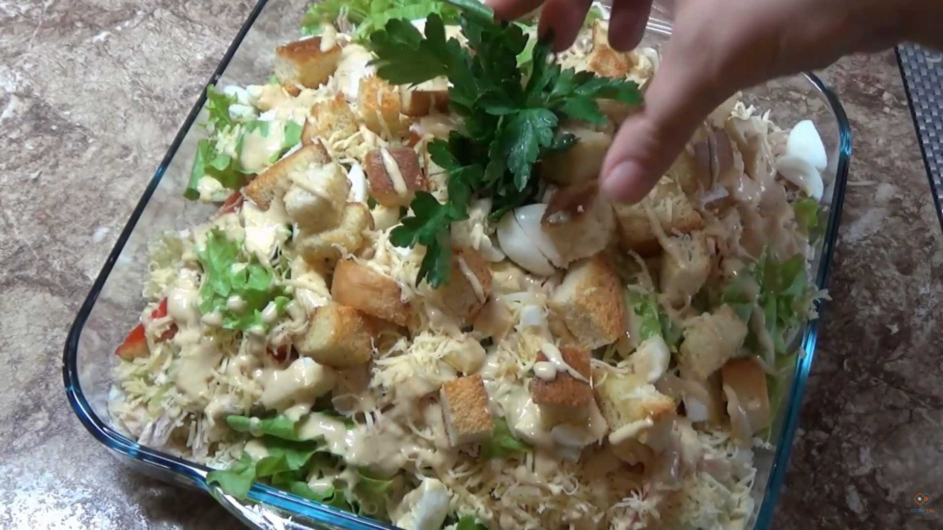 Салат Цезарь с пекинской капустой, курицей и сухариками — Шаг 5