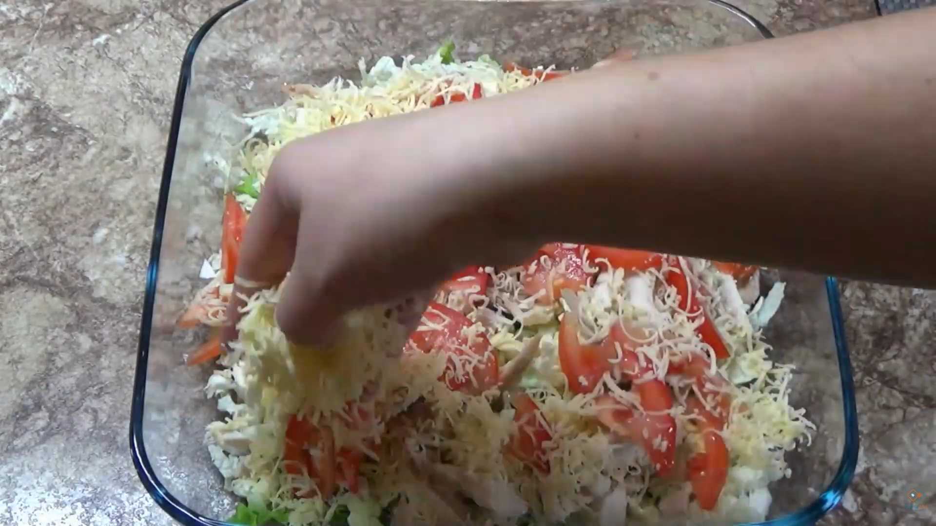 Салат Цезарь с пекинской капустой, курицей и сухариками — Шаг 3