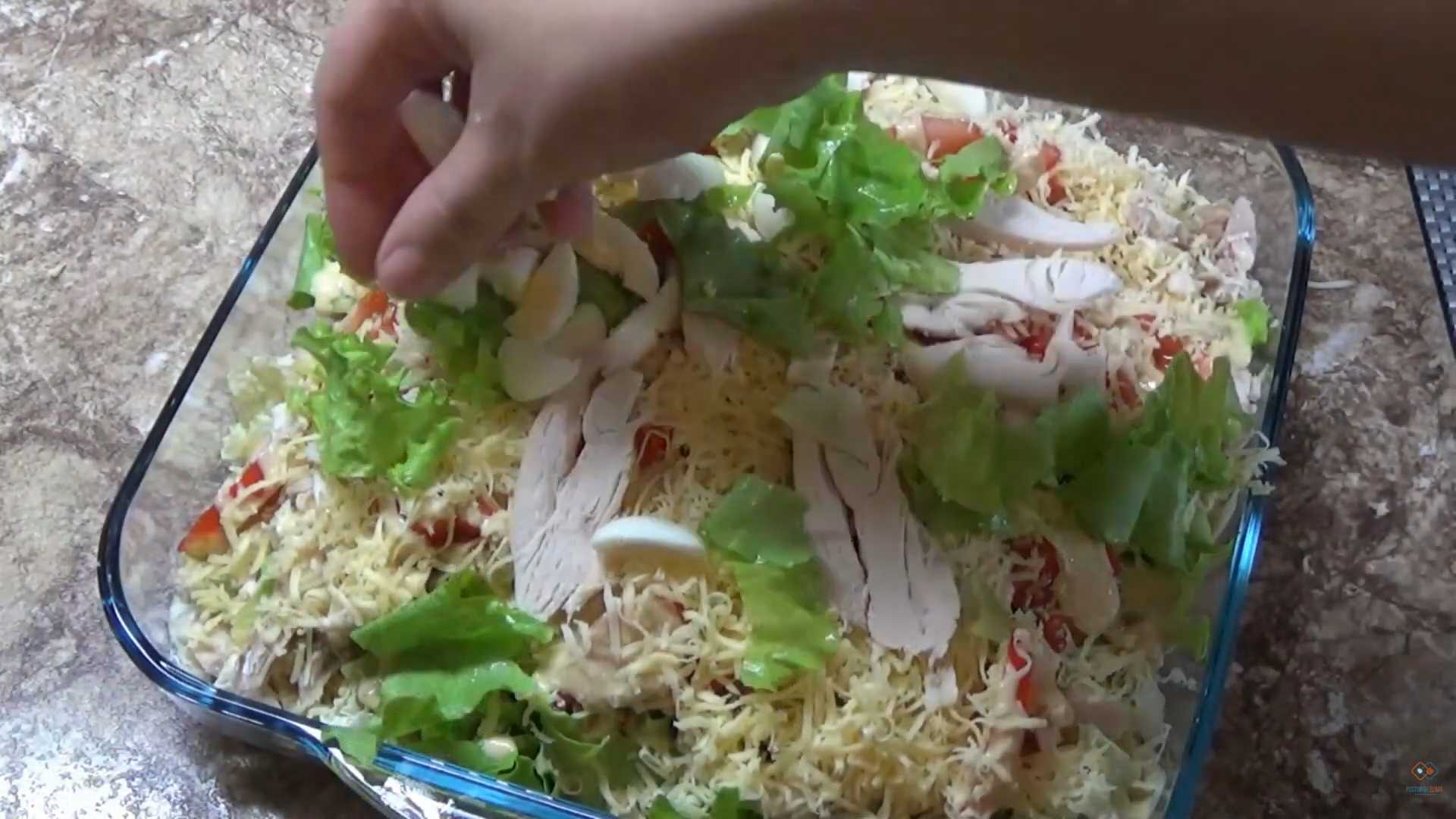 Салат Цезарь с пекинской капустой, курицей и сухариками — Шаг 4