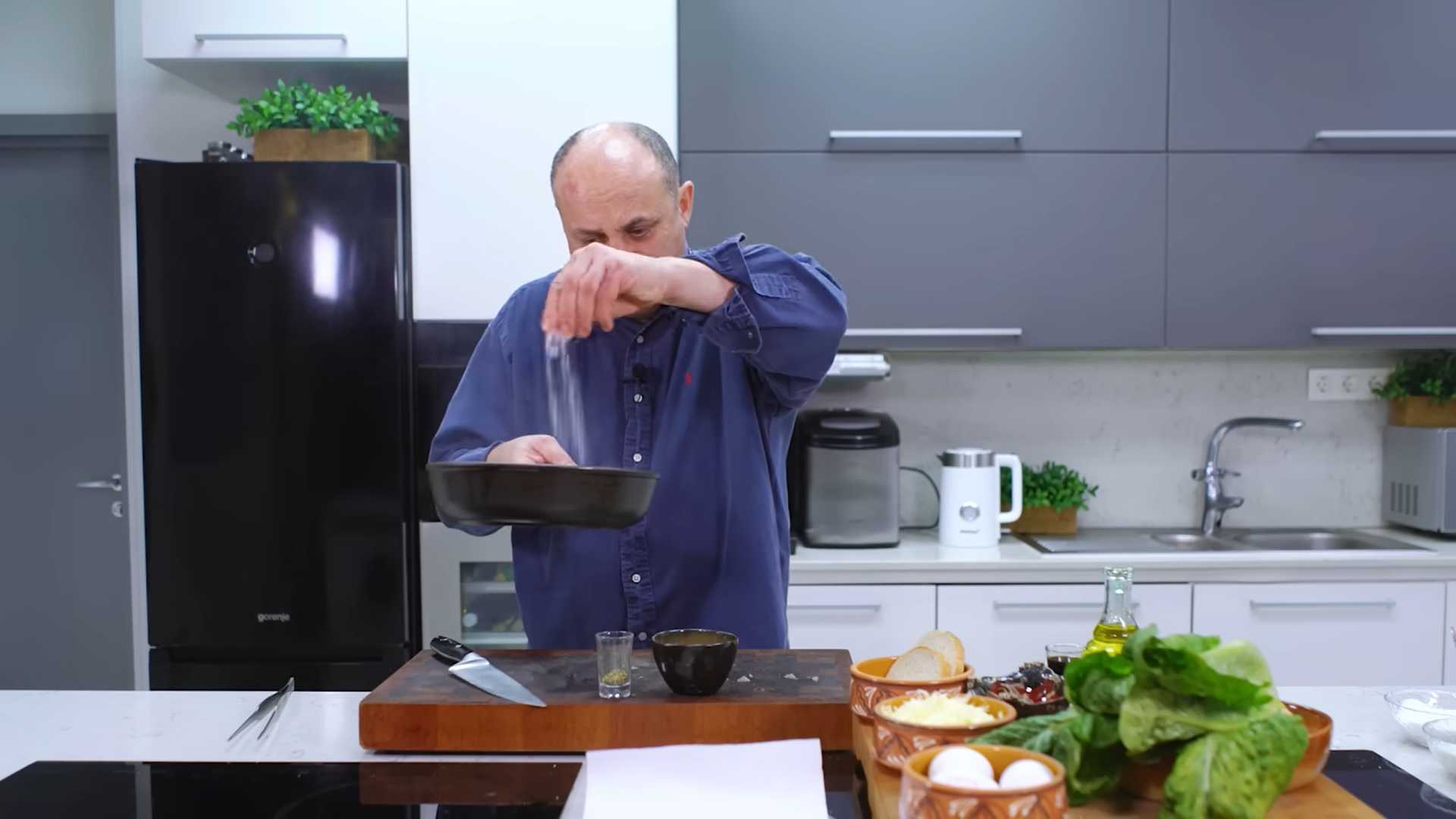 Во время обжаривания слегка приподнимите сковороду и равномерно посыпьте мясо любимыми приправами. Доведите курицу до полной готовности и немного остудите. Салат Цезарь от Лазерсона — шаг 6