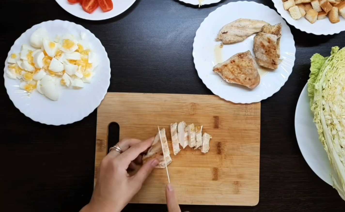 Салат Цезарь с пекинской капустой и курицей-Шаг 6