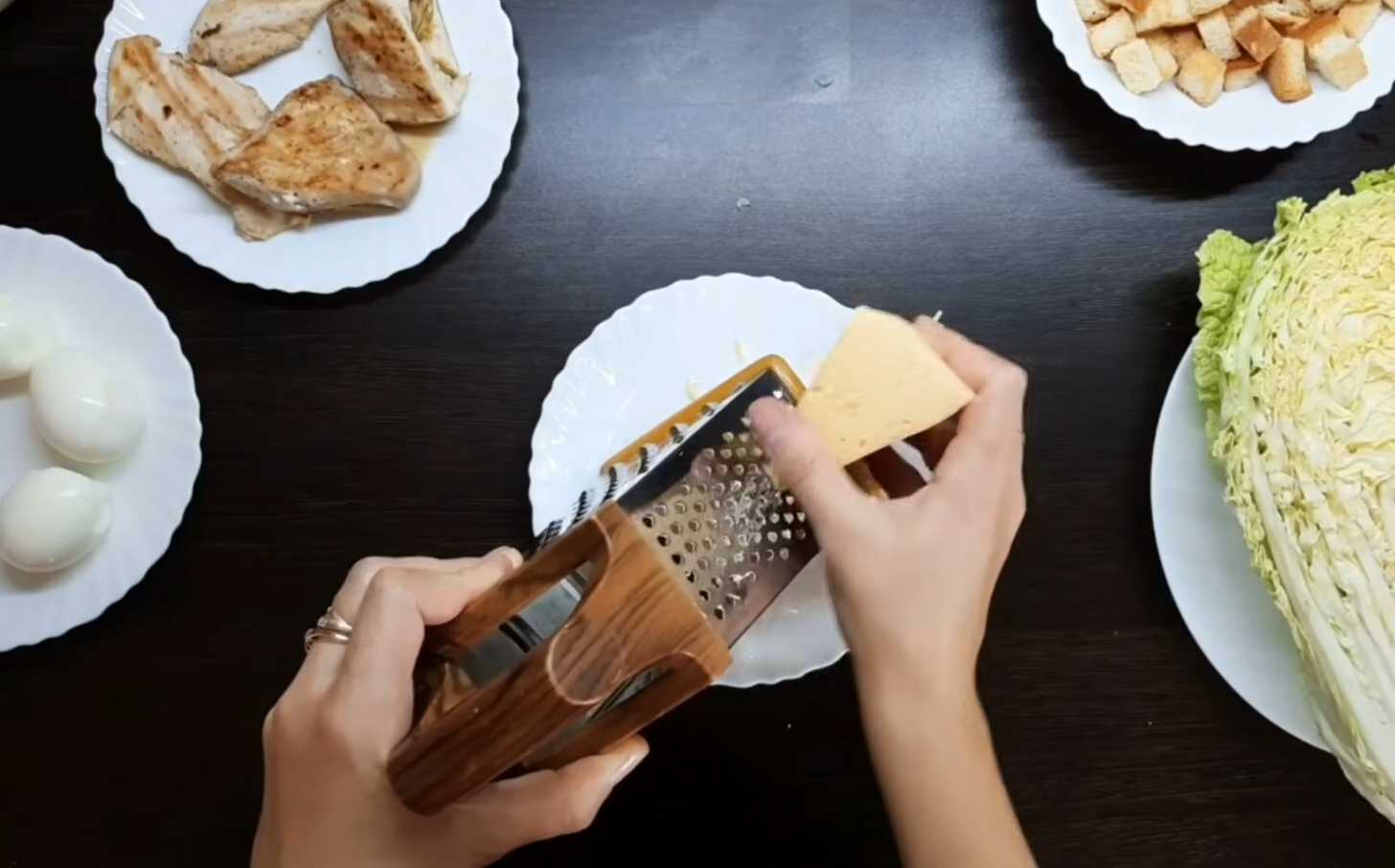 Салат Цезарь с пекинской капустой и курицей-Шаг 3