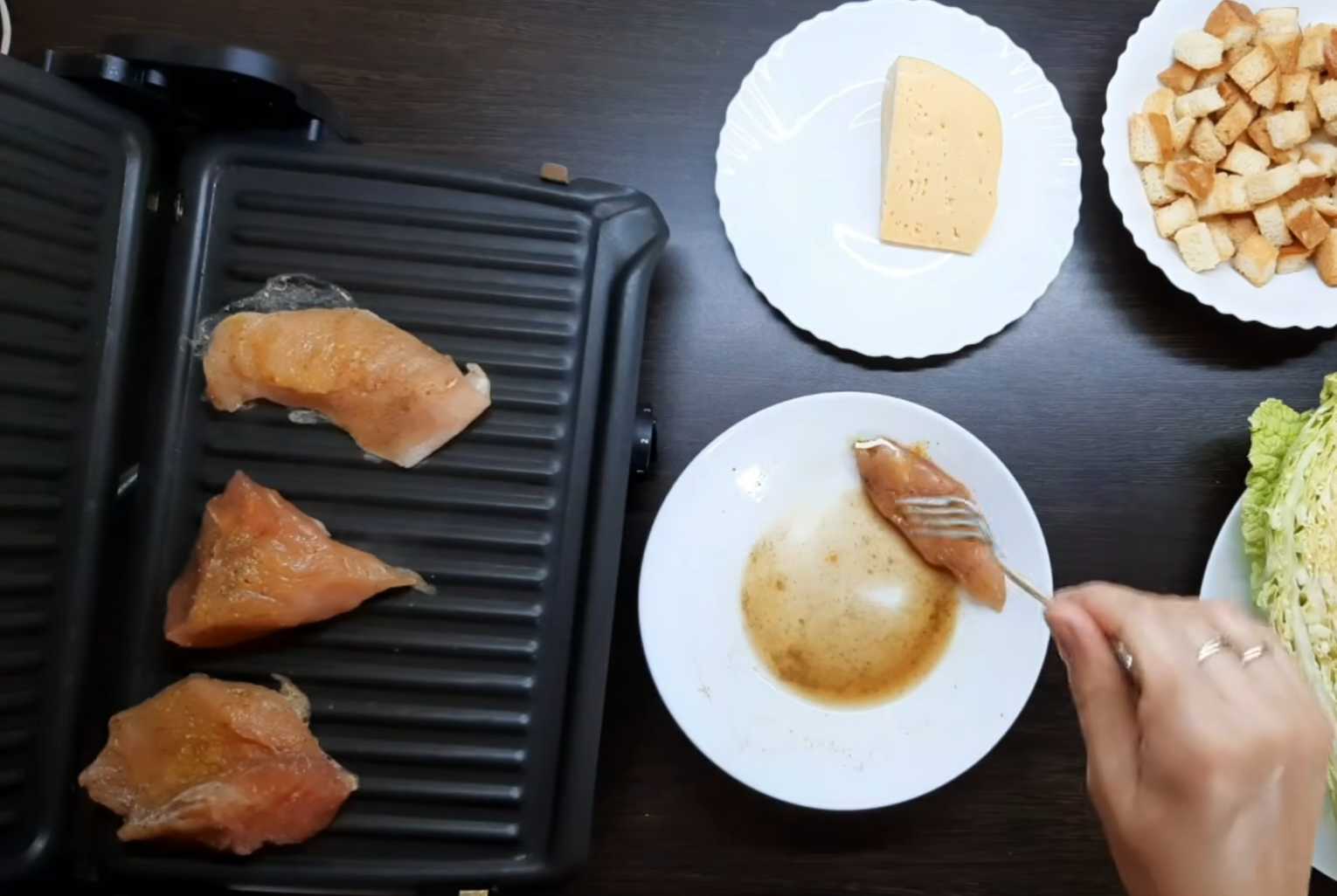 Салат Цезарь с пекинской капустой и курицей-Шаг 1