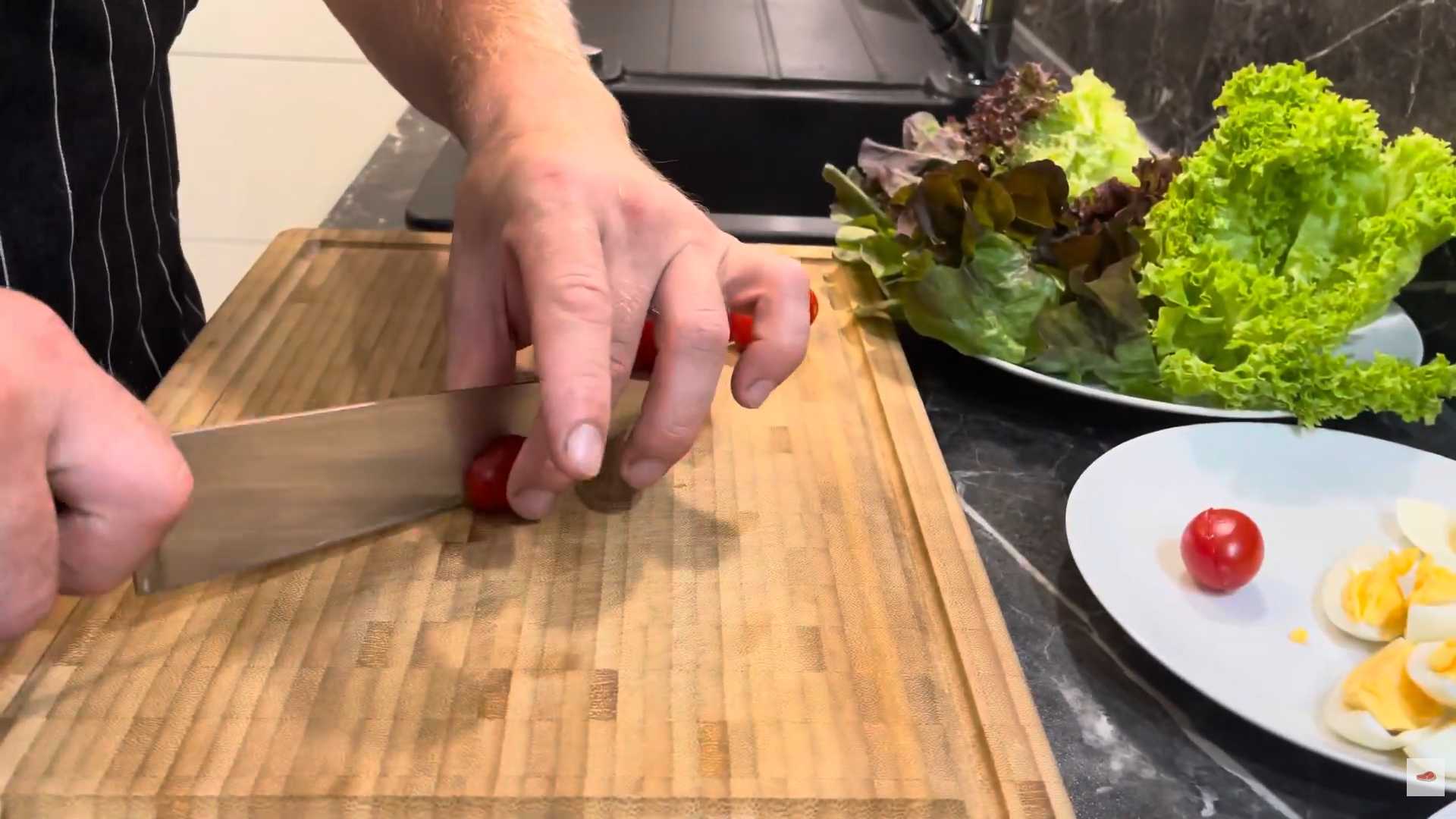 Салат Цезарь с курицей, яйцами и помидорами-Шаг 9