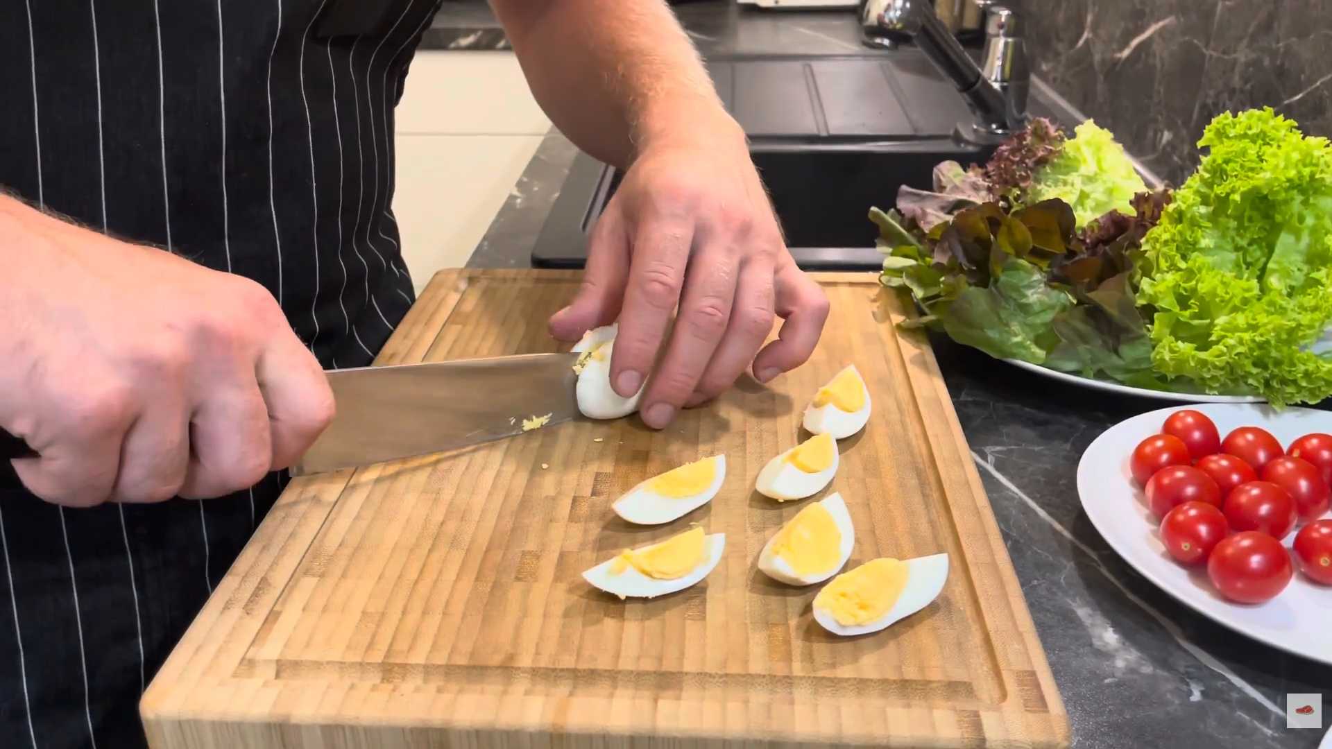 Салат Цезарь с курицей, яйцами и помидорами-Шаг 8