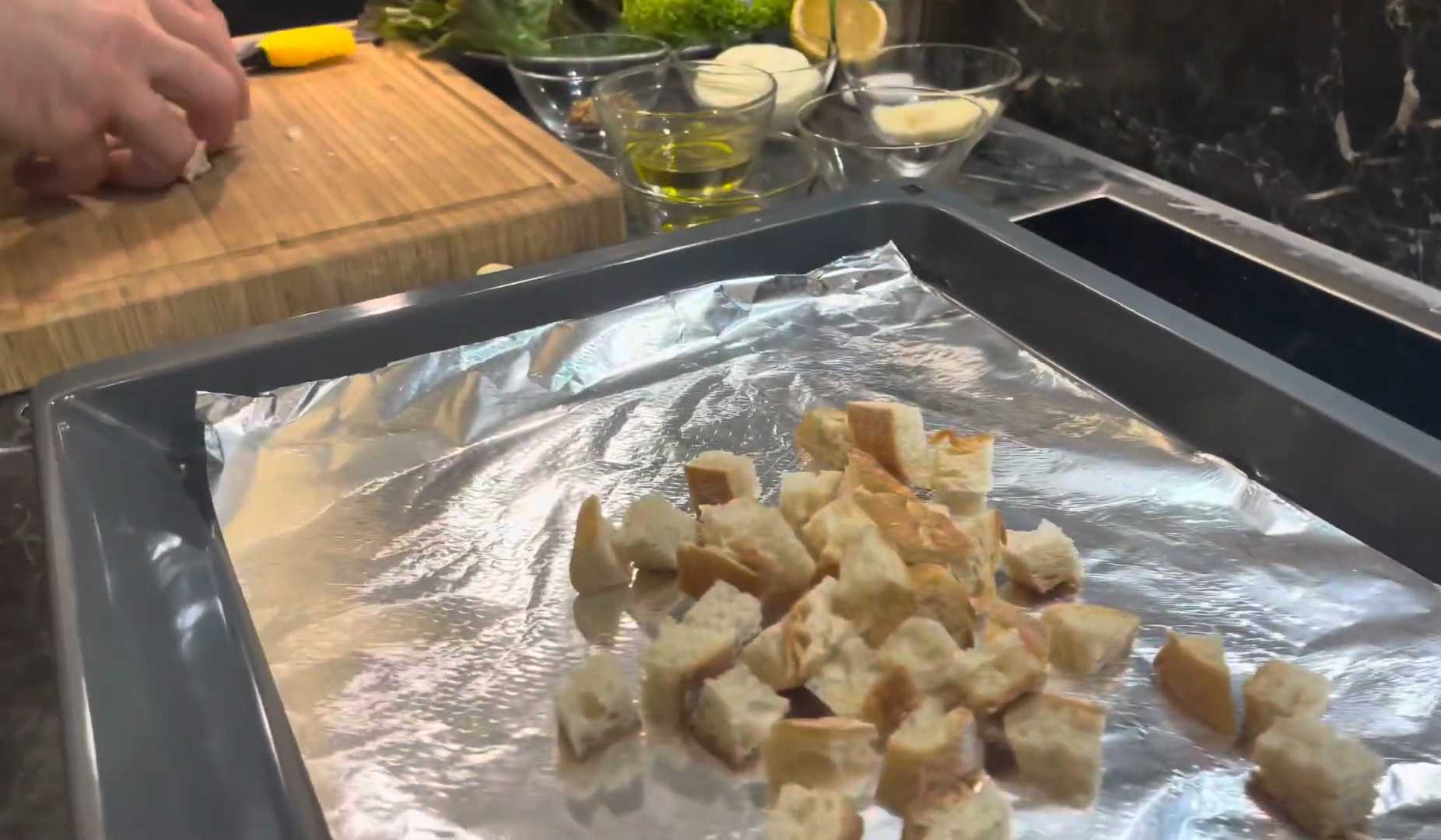 Салат Цезарь с курицей, яйцами и помидорами-Шаг 3