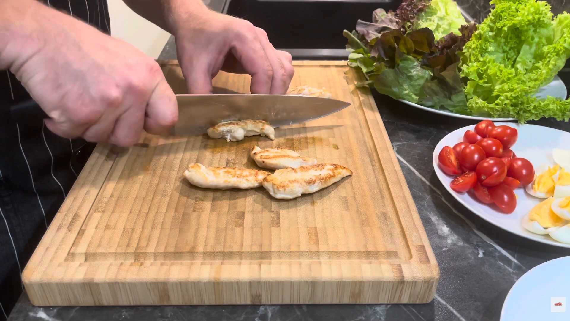 Салат Цезарь с курицей, яйцами и помидорами-Шаг 10
