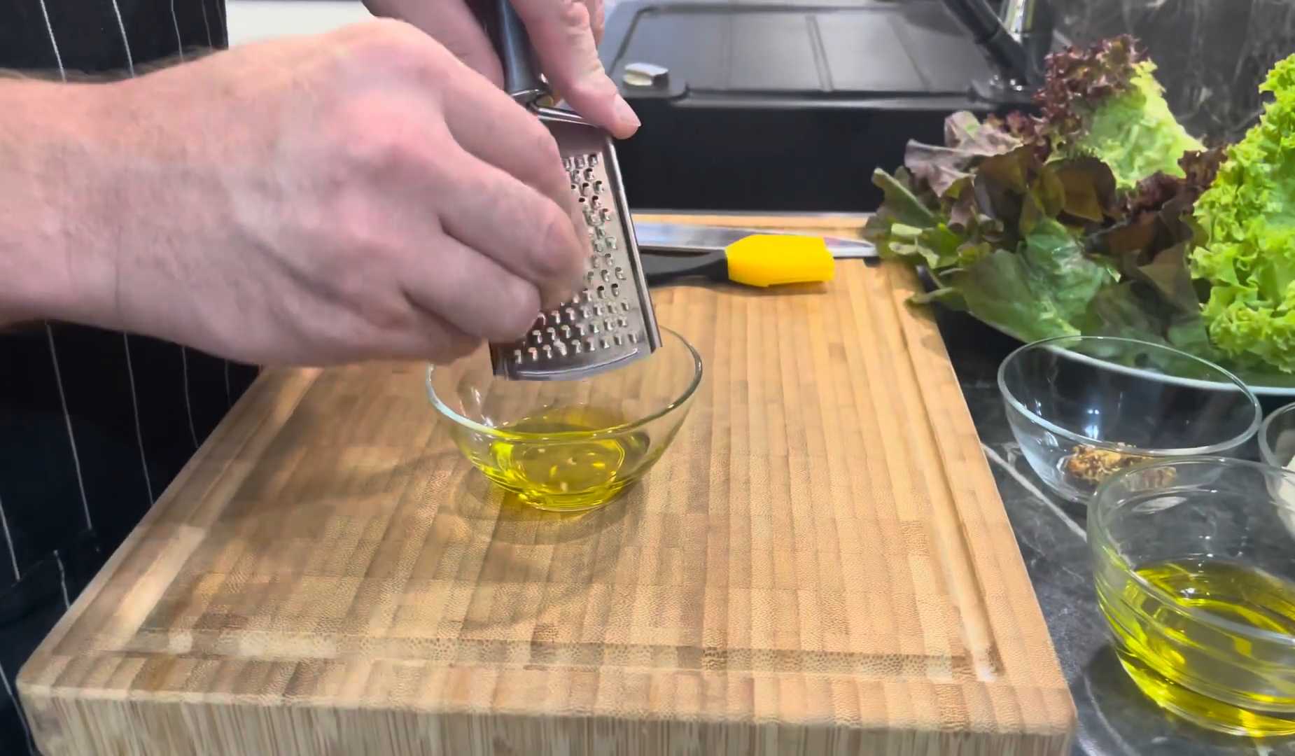 Салат Цезарь с курицей, яйцами и помидорами-Шаг 2
