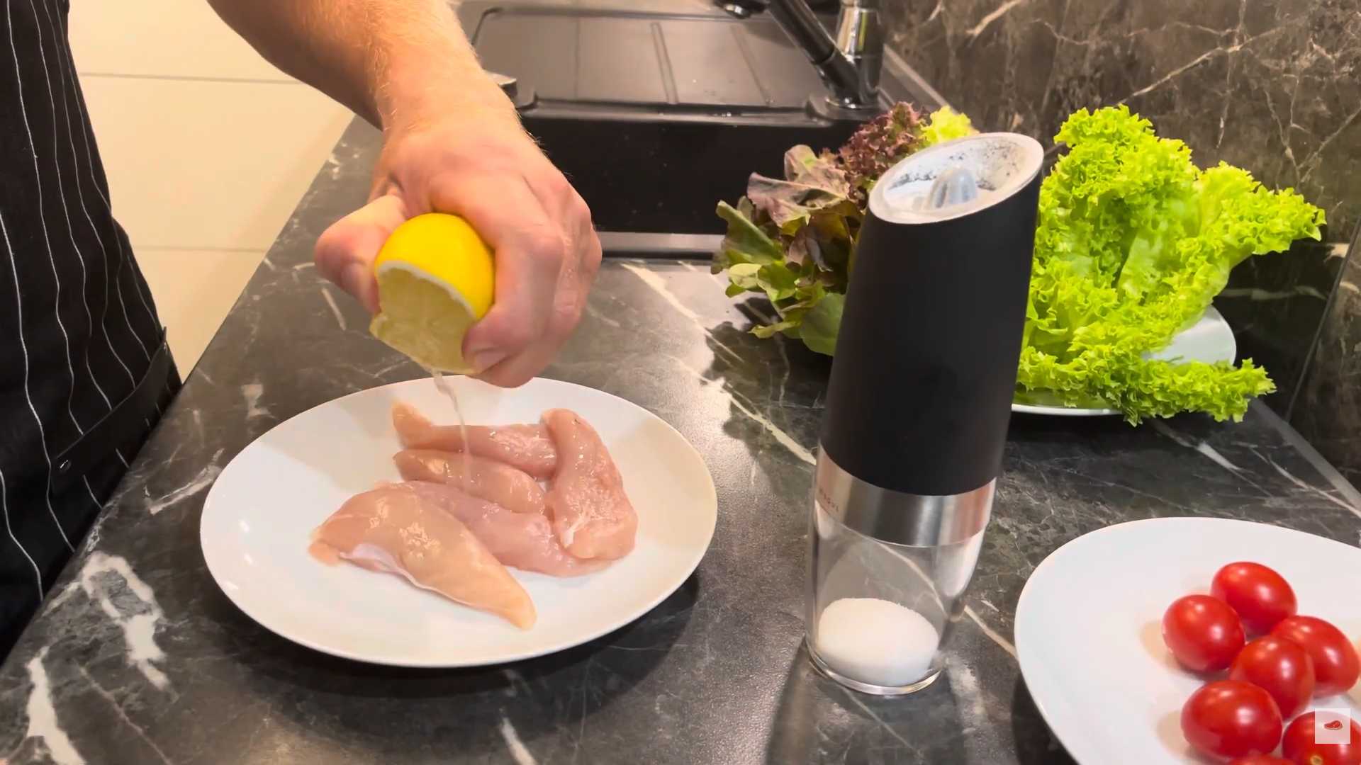 Салат Цезарь с курицей, яйцами и помидорами-Шаг 7