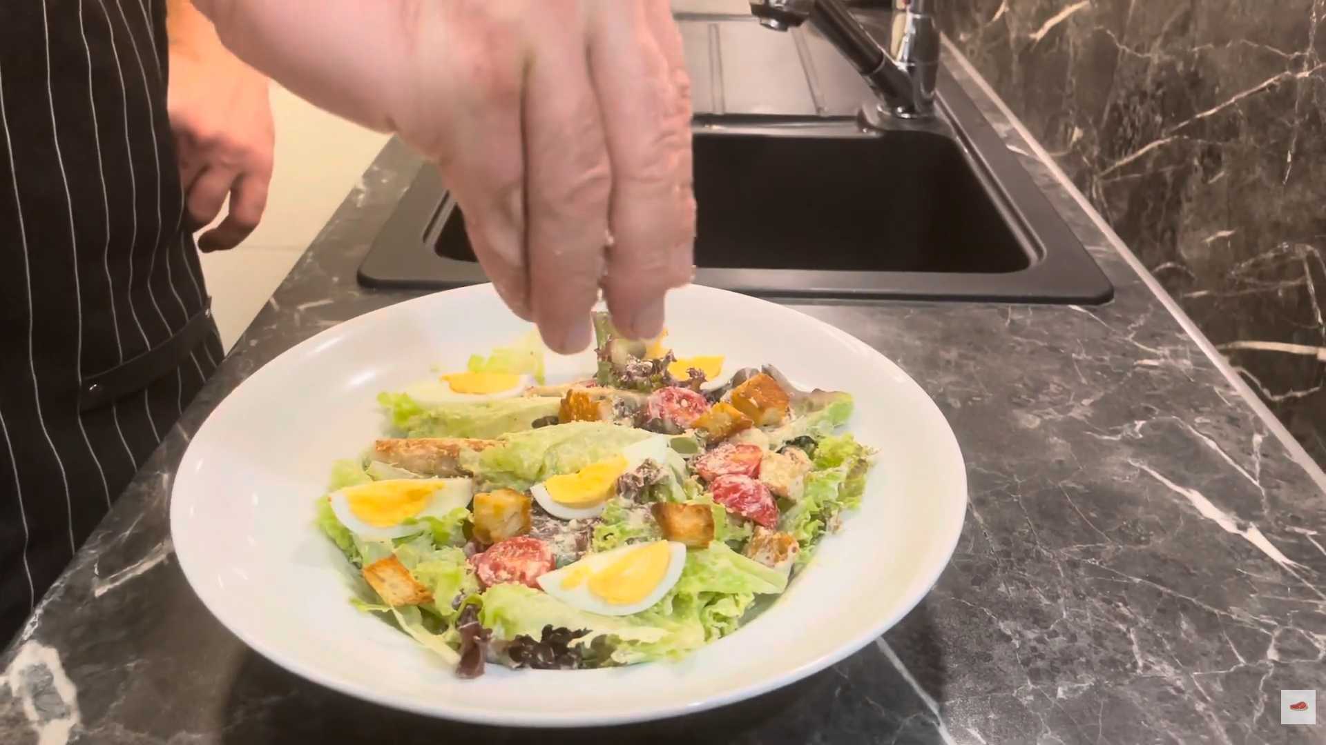 Салат Цезарь с курицей, яйцами и помидорами-Шаг 13