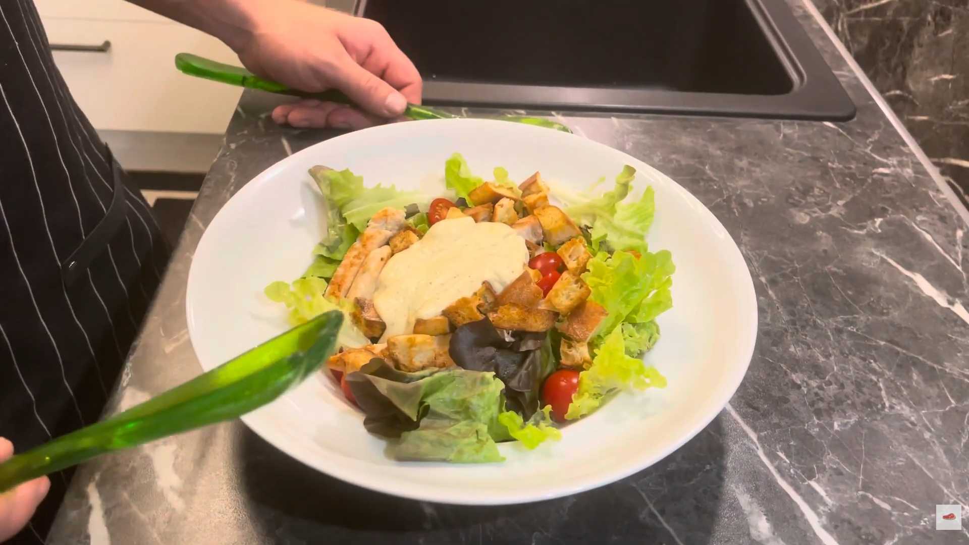 Салат Цезарь с курицей, яйцами и помидорами-Шаг 12