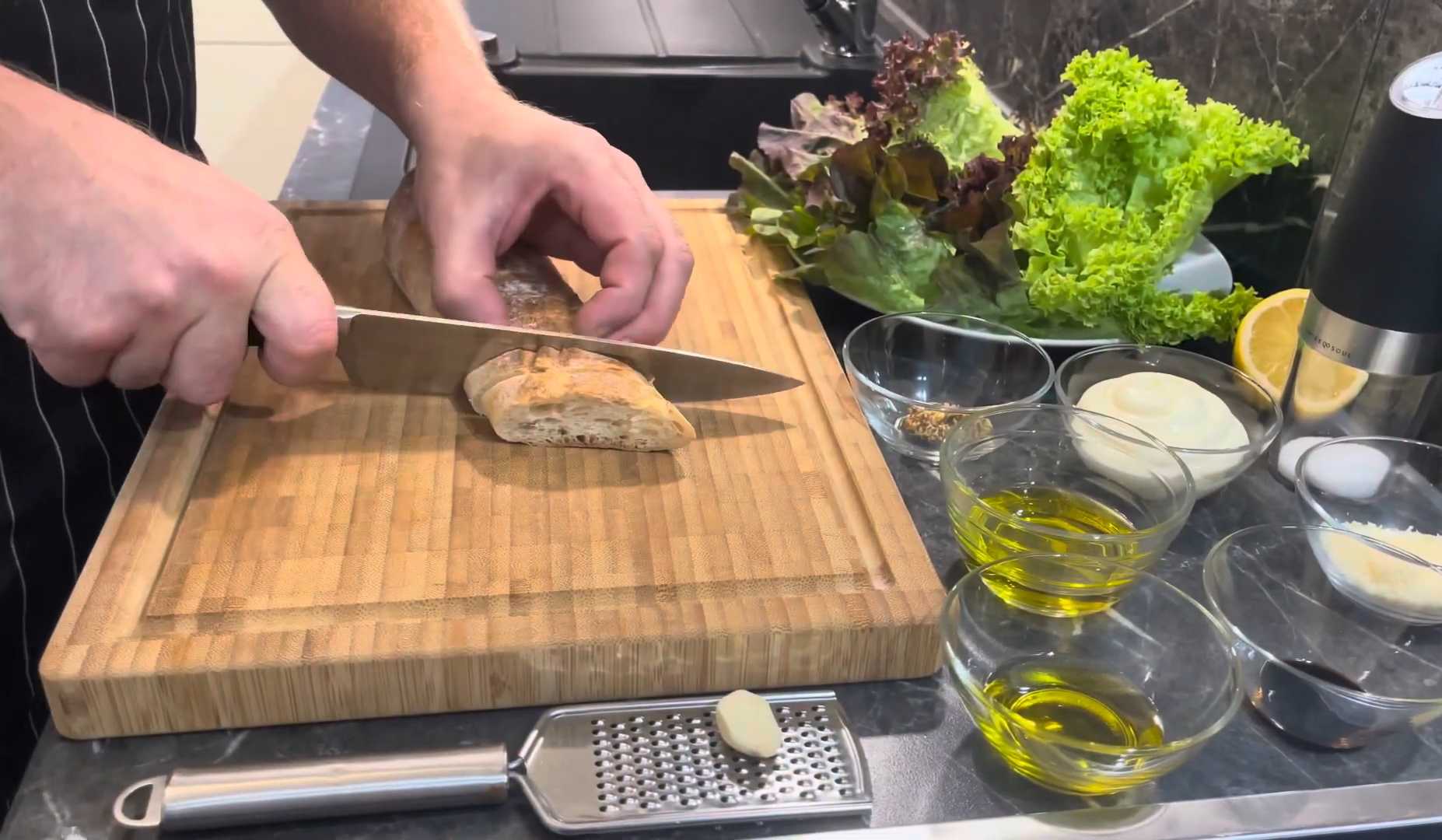 Салат Цезарь с курицей, яйцами и помидорами-Шаг 1
