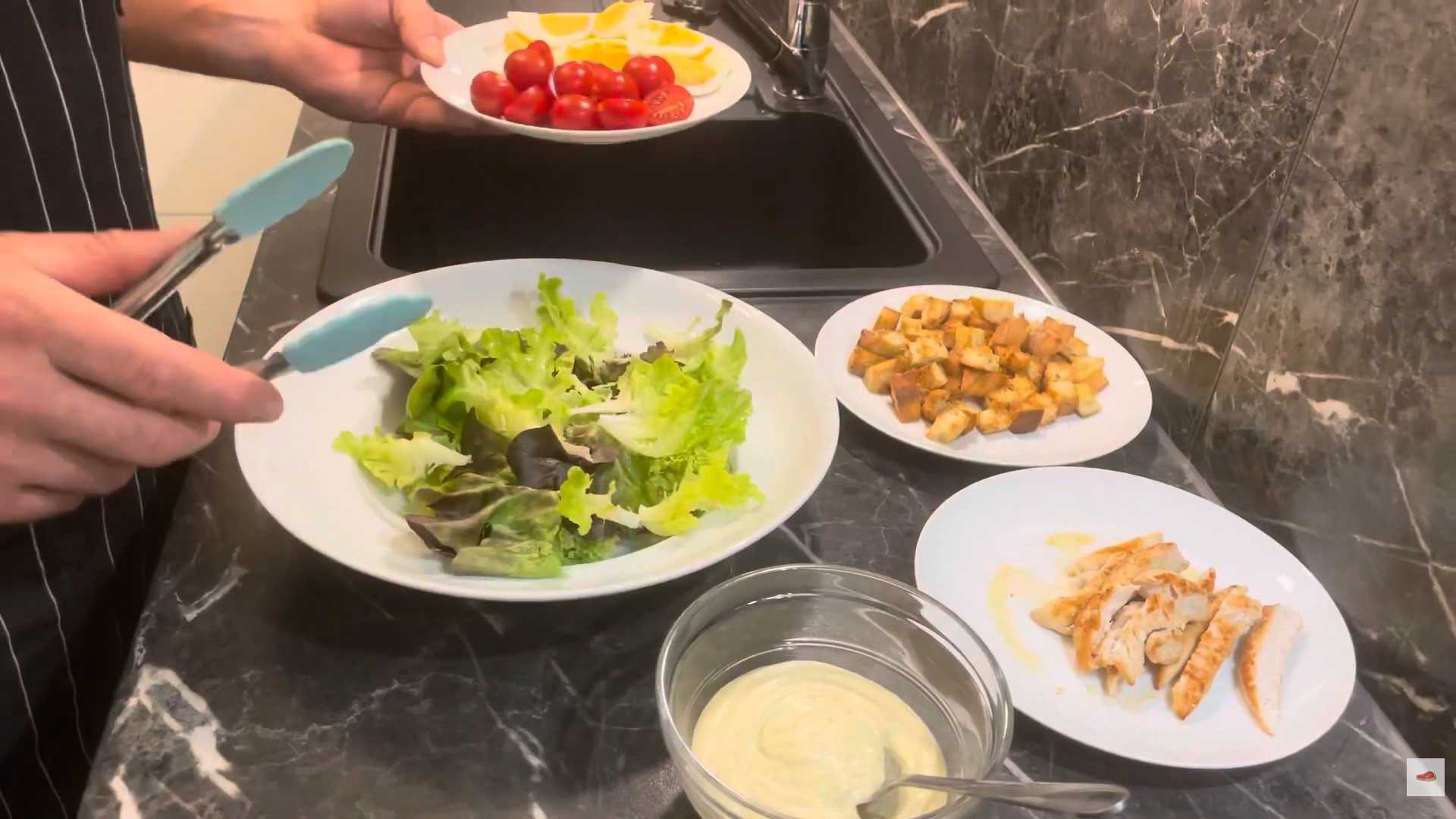 Салат Цезарь с курицей, яйцами и помидорами-Шаг 11