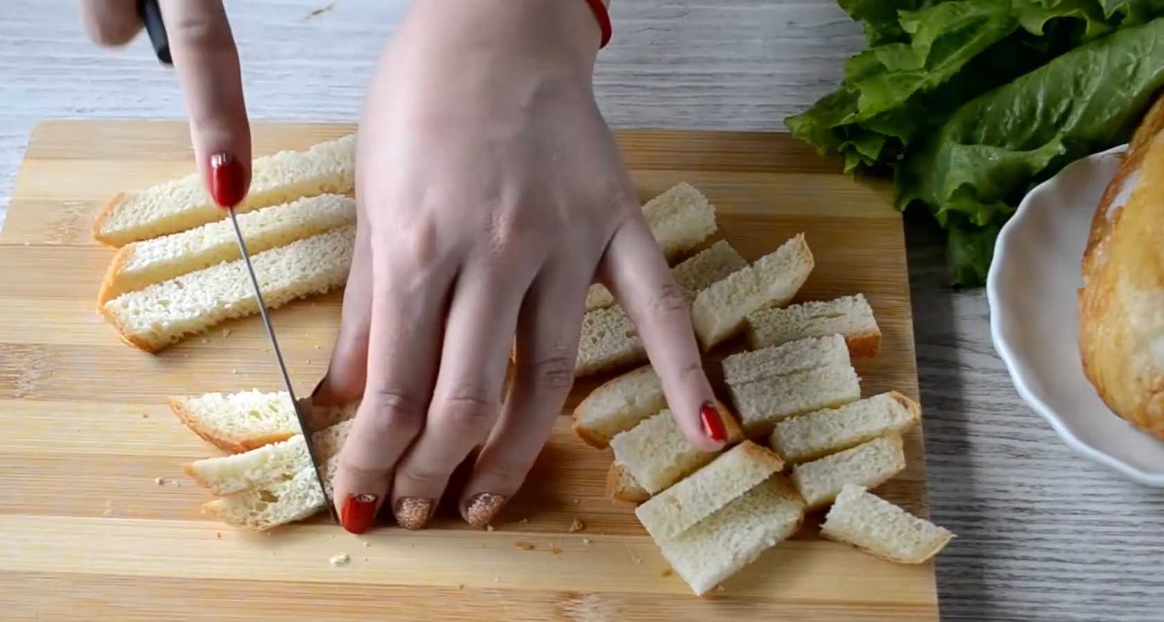 Салат Цезарь с копченой курицей-Шаг 1