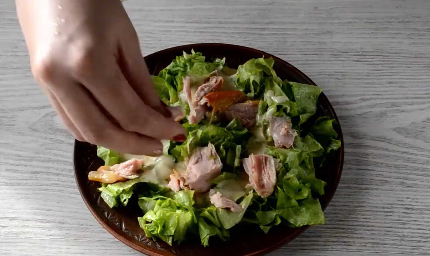 Салат Цезарь с копченой курицей-Шаг 7