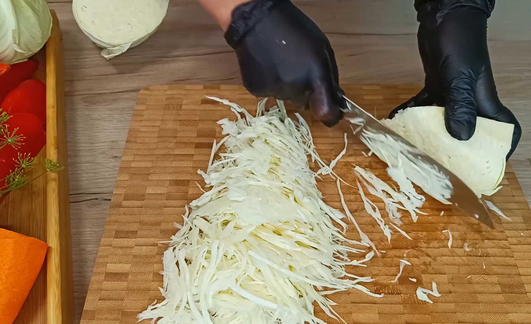 Маринованная капуста с помидорами-Шаг 1
