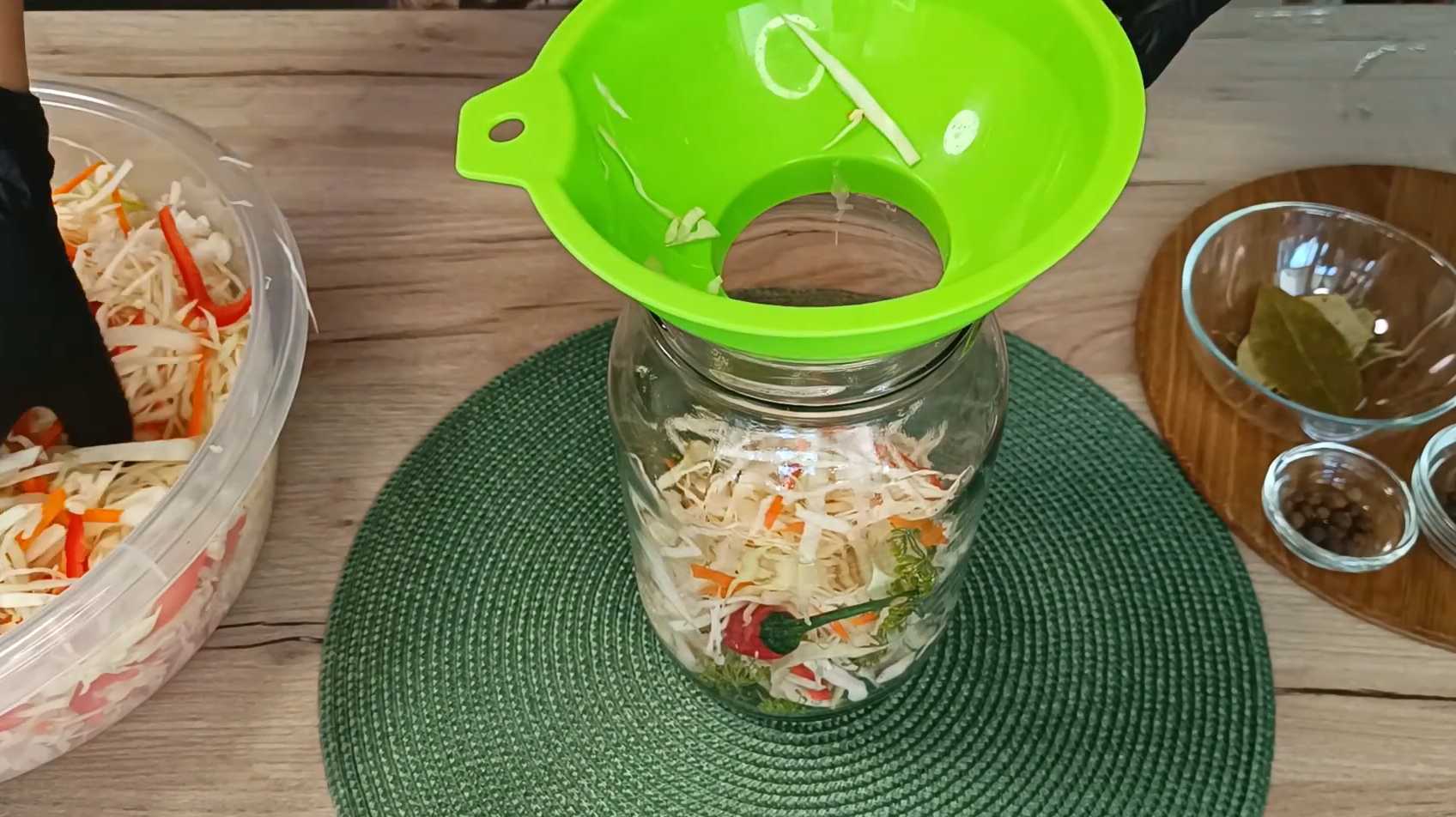 Маринованная капуста с помидорами-Шаг 5