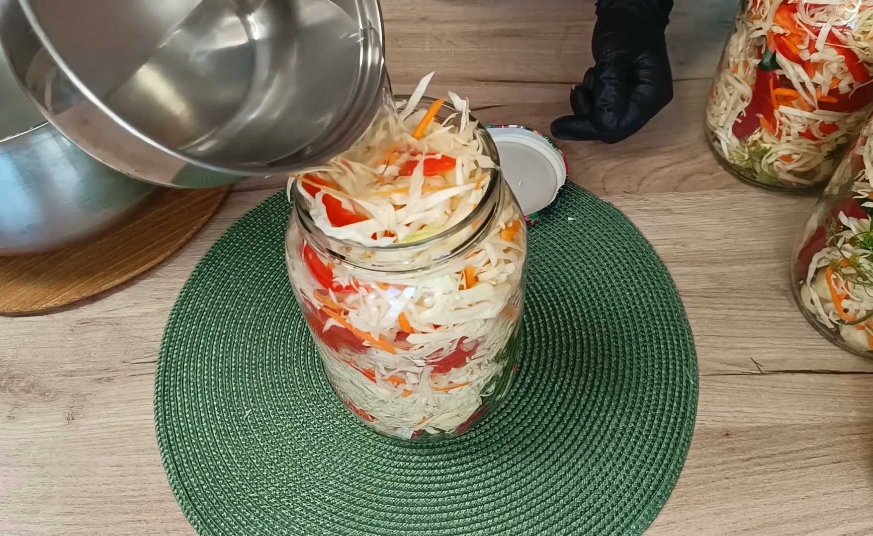 Маринованная капуста с помидорами-Шаг 7