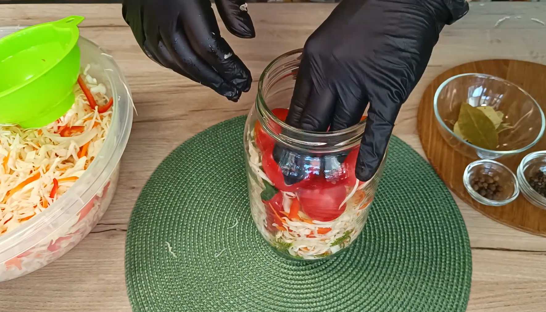 Маринованная капуста с помидорами-Шаг 6