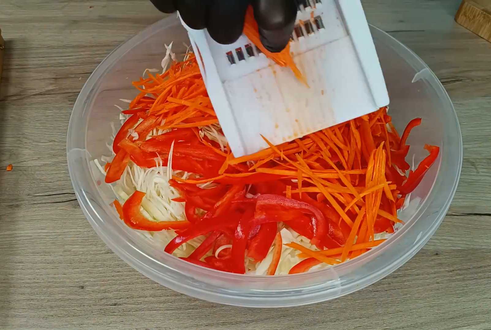 Маринованная капуста с помидорами-Шаг 3