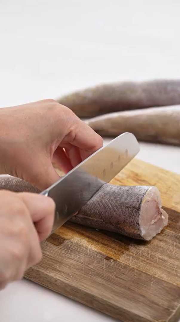 Запеченный минтай с луком в духовке-Шаг 1