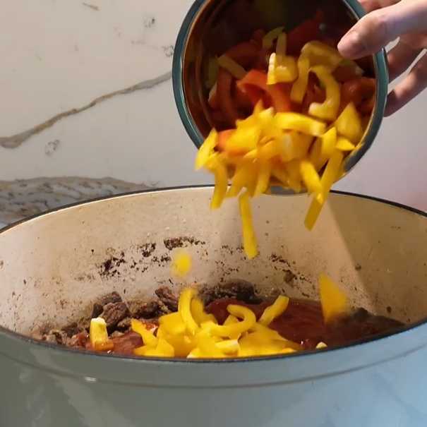 Томленная говядина с овощами и зеленью — Шаг 9