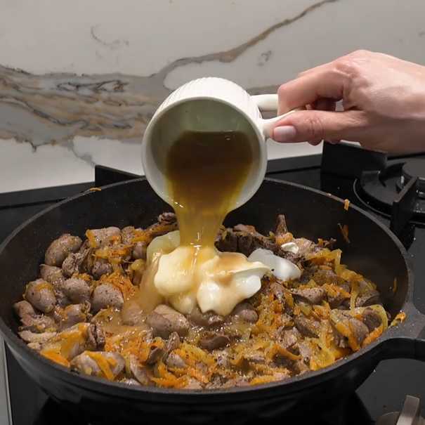 Куриные сердечки с овощами в сливочном соусе — Шаг 10