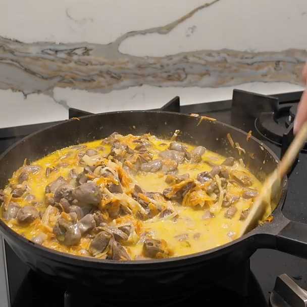 Куриные сердечки с овощами в сливочном соусе — Шаг 11