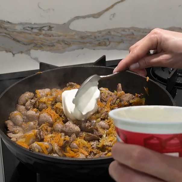 Куриные сердечки с овощами в сливочном соусе — Шаг 9