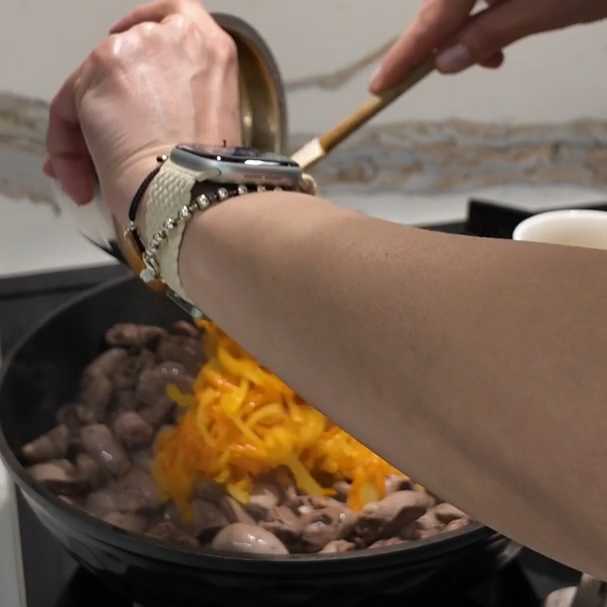 Куриные сердечки с овощами в сливочном соусе — Шаг 8