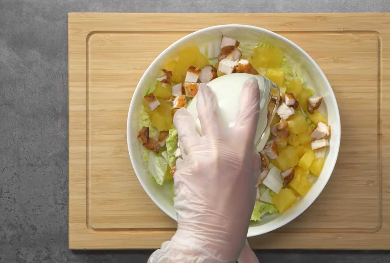 Салат Цезарь с курицей и ананасами классический — Шаг 7