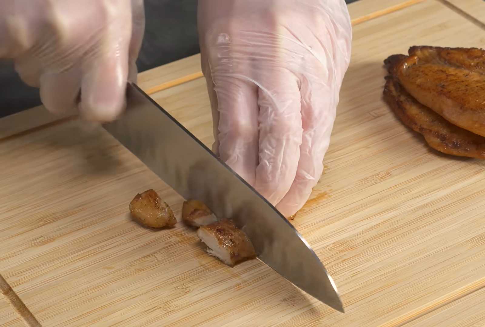 Салат Цезарь с курицей и ананасами классический — Шаг 6