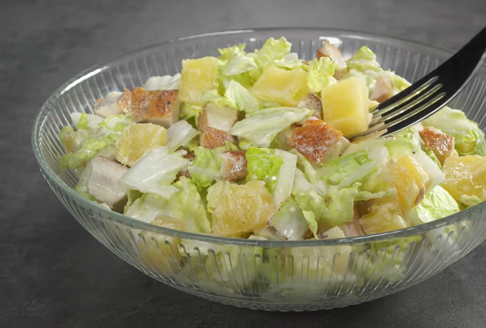 Салат Цезарь с курицей и ананасами классический — Шаг 8