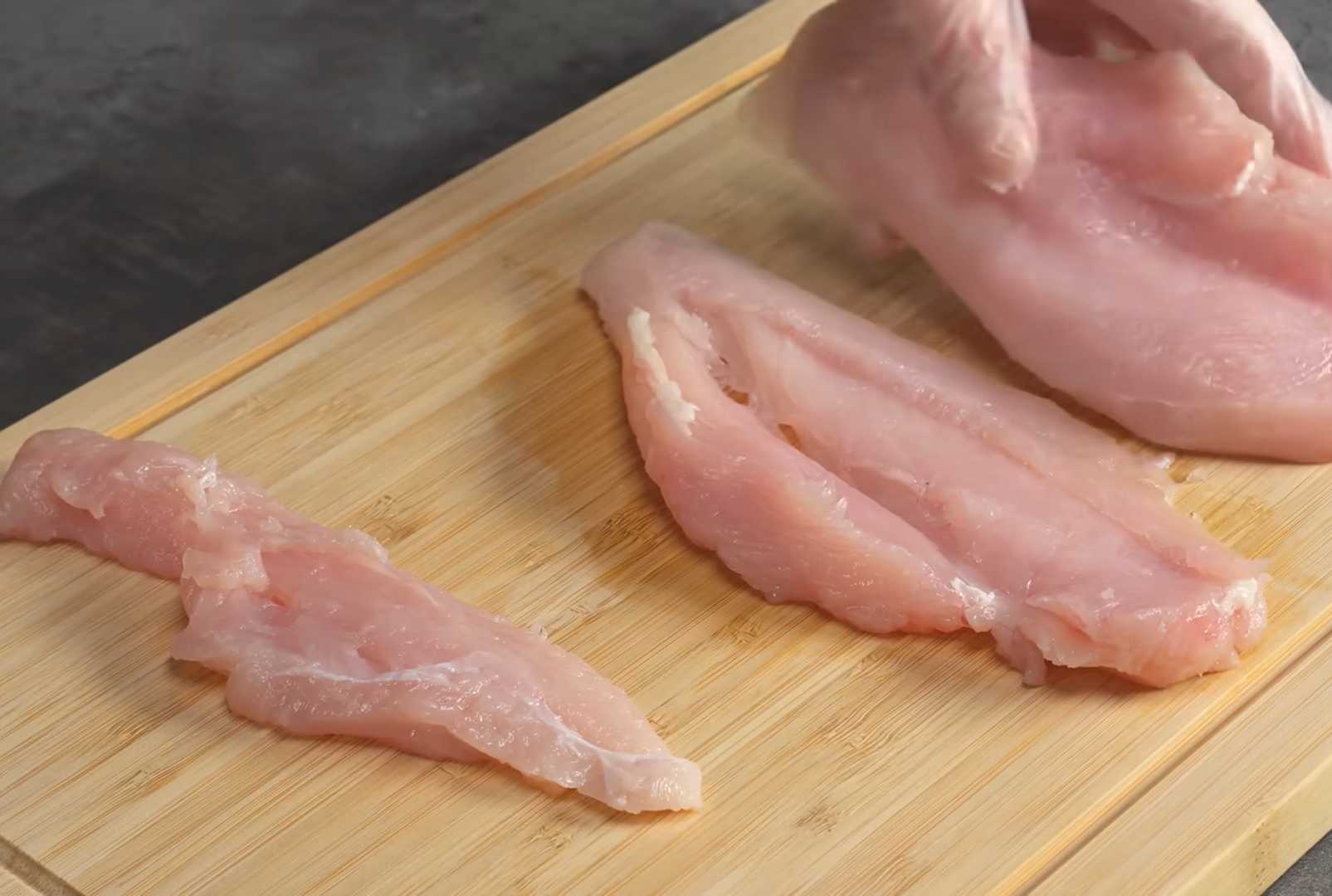 Салат Цезарь с курицей и ананасами классический — Шаг 1