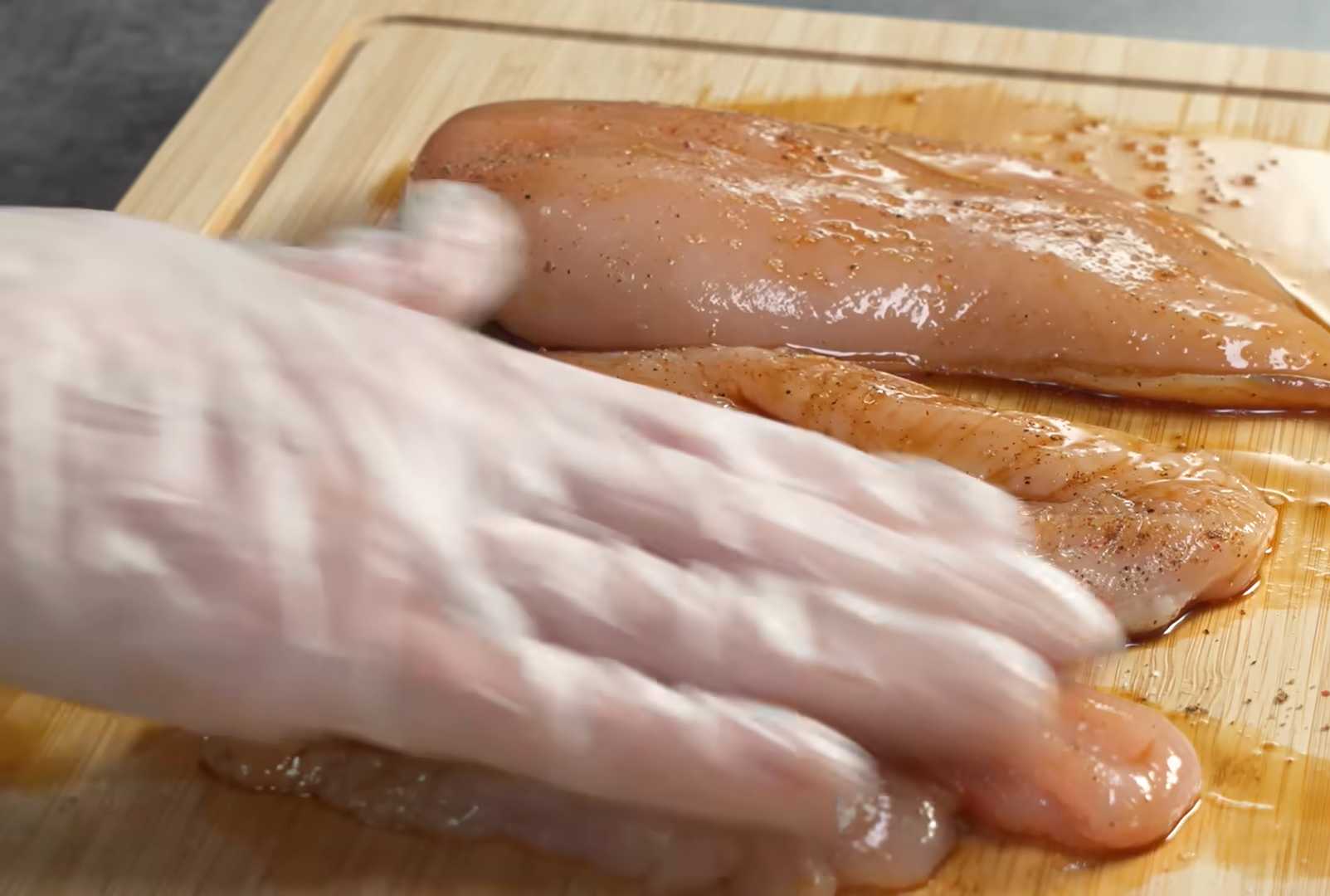 Салат Цезарь с курицей и ананасами классический — Шаг 2