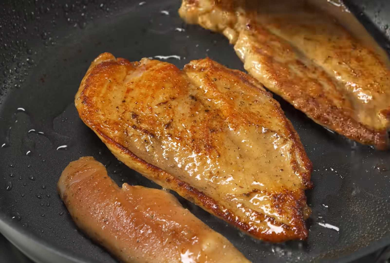 Салат Цезарь с курицей и ананасами классический — Шаг 4