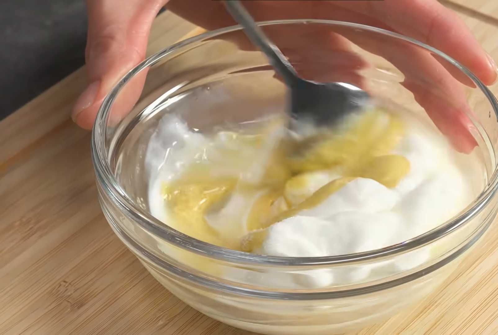 Салат Цезарь с курицей и ананасами классический — Шаг 3
