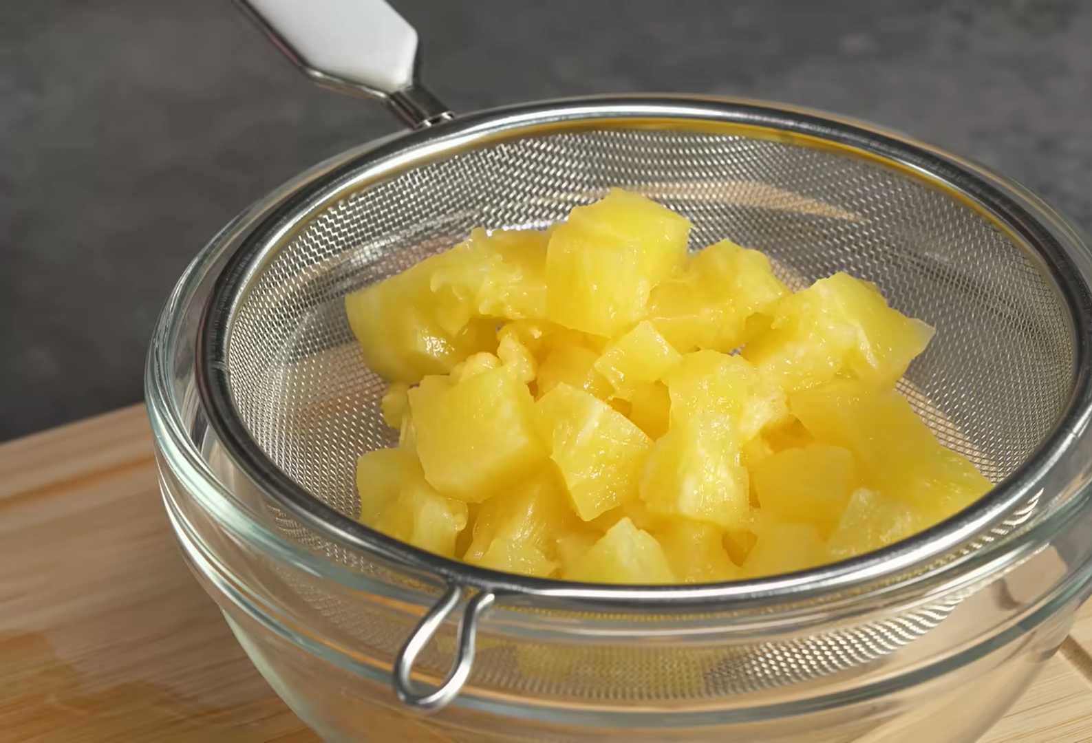 Салат Цезарь с курицей и ананасами классический — Шаг 5