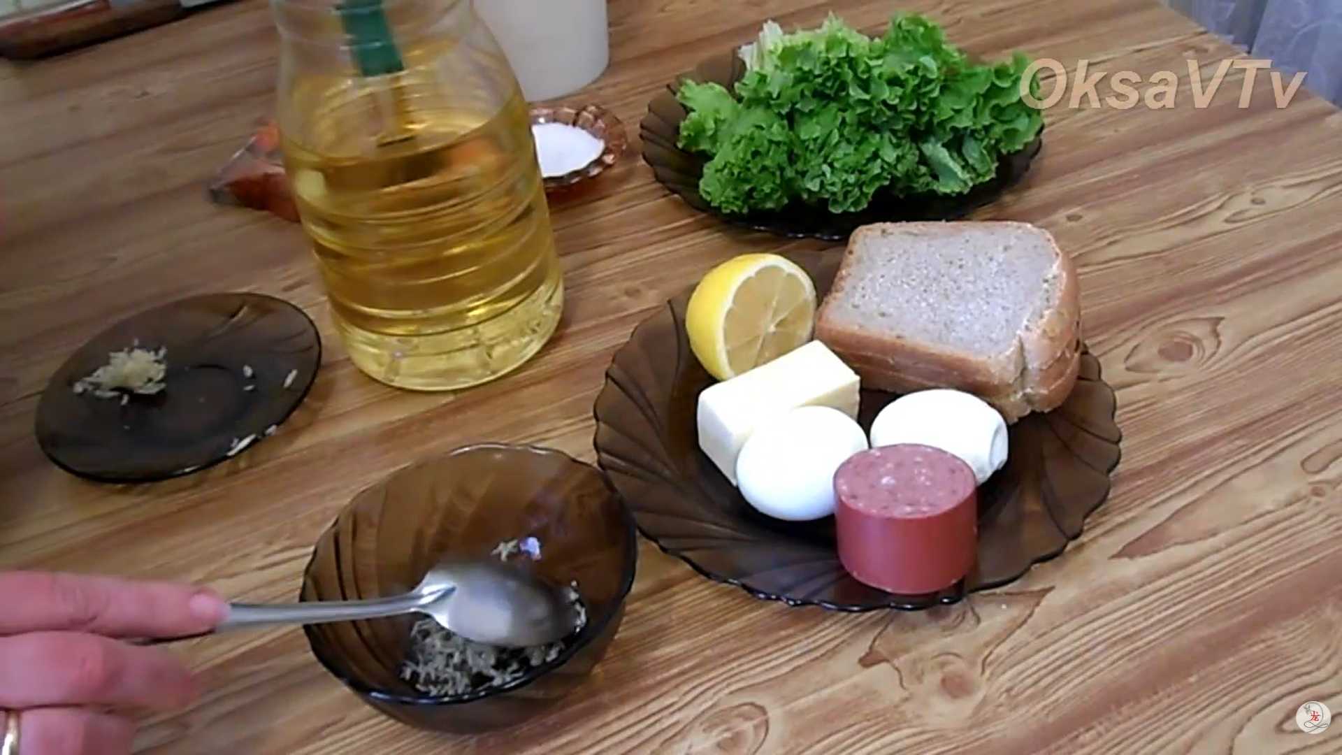 Салат Цезарь с копченой колбасой — Шаг 1
