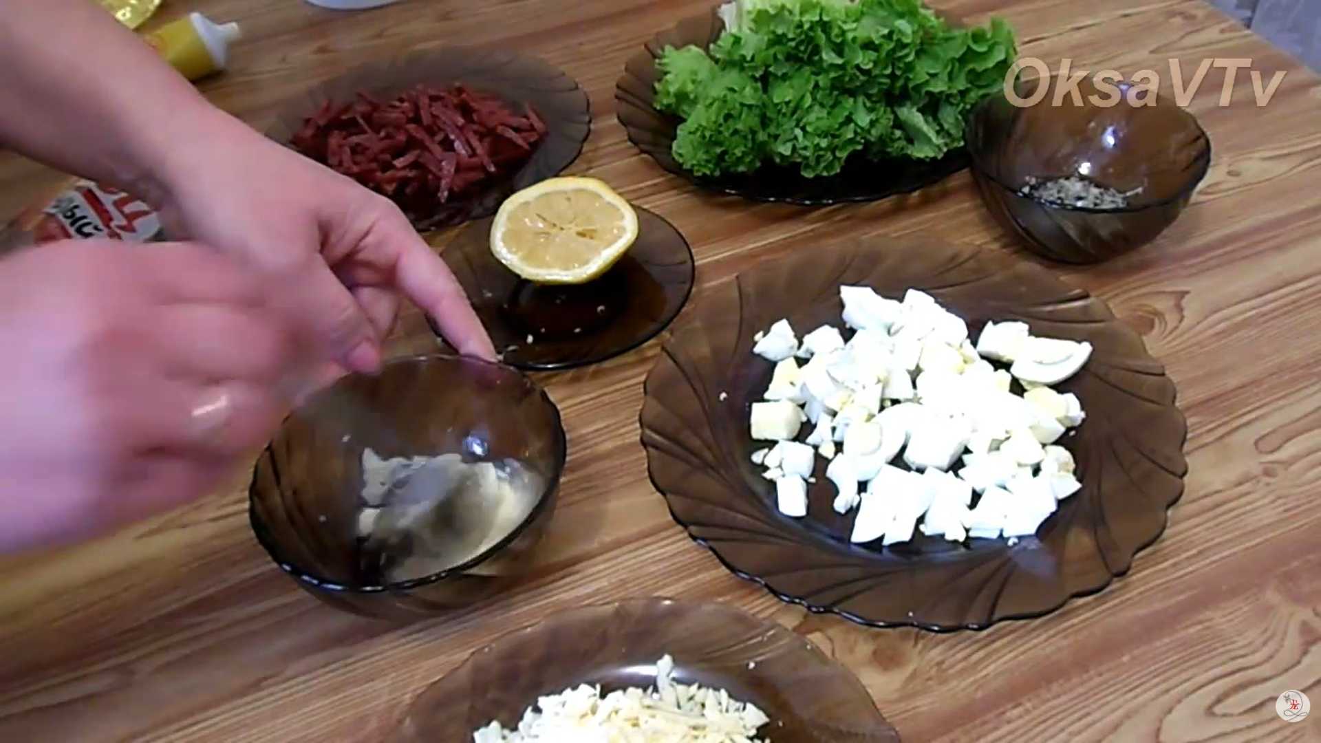 Салат Цезарь с копченой колбасой — Шаг 6