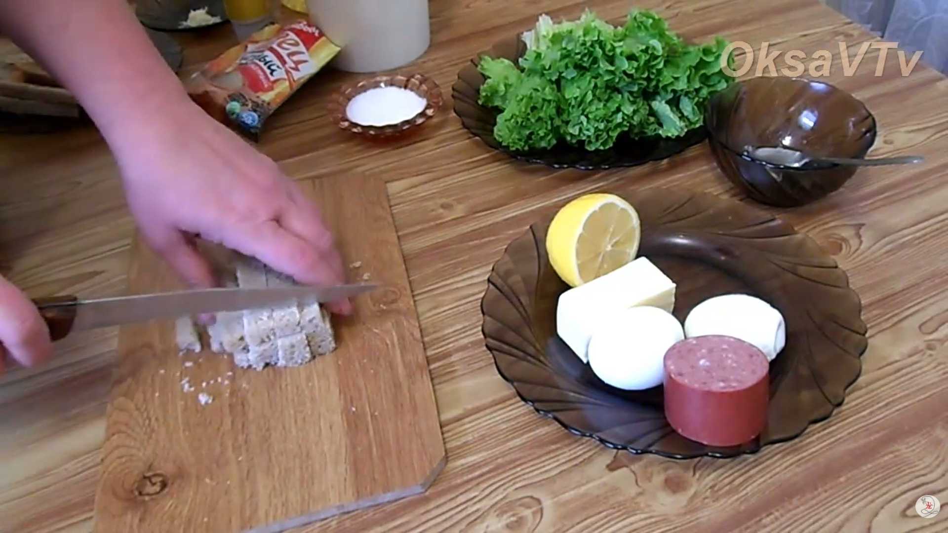 Салат Цезарь с копченой колбасой — Шаг 2