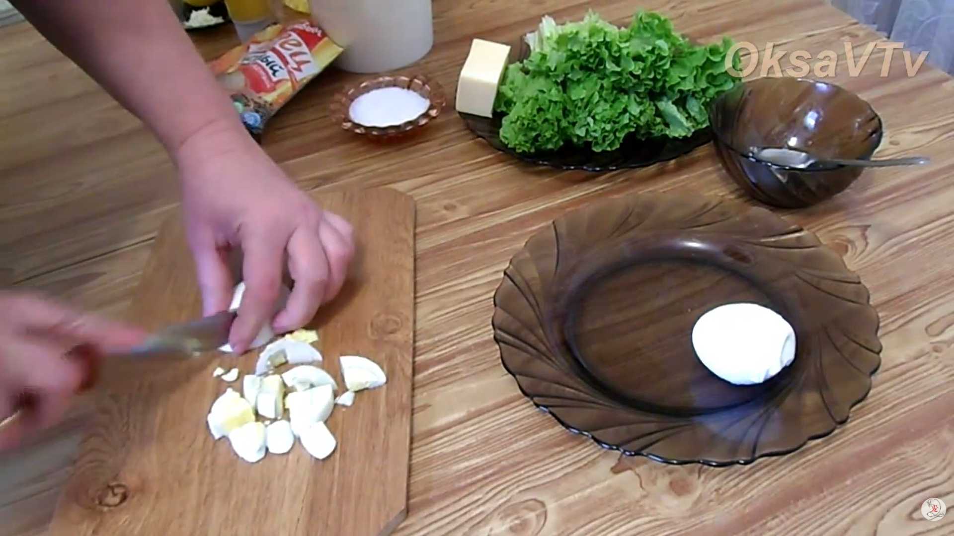 Салат Цезарь с копченой колбасой — Шаг 4