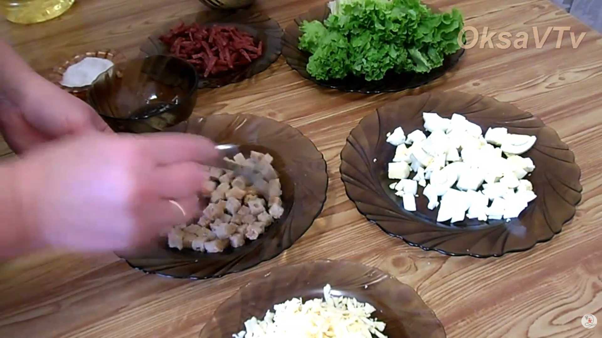 Салат Цезарь с копченой колбасой — Шаг 7