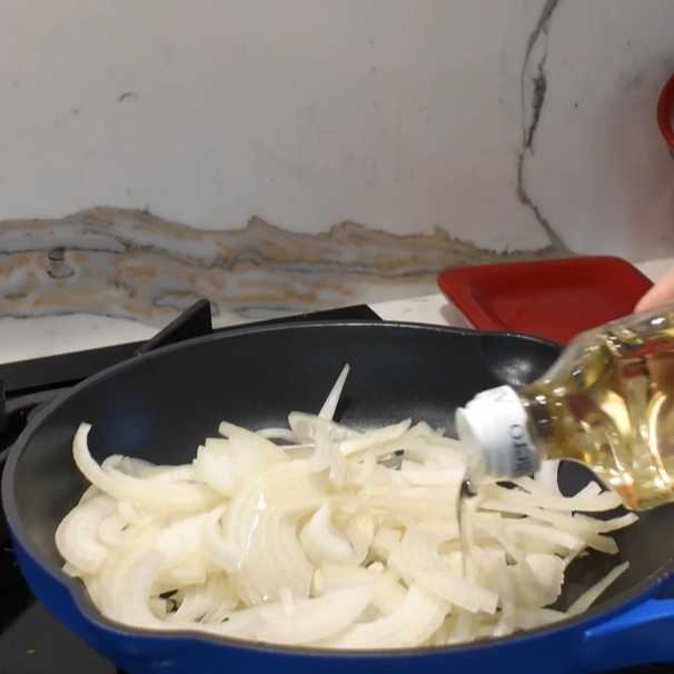 Куриная печень, жаренная в муке с луком — Шаг 3
