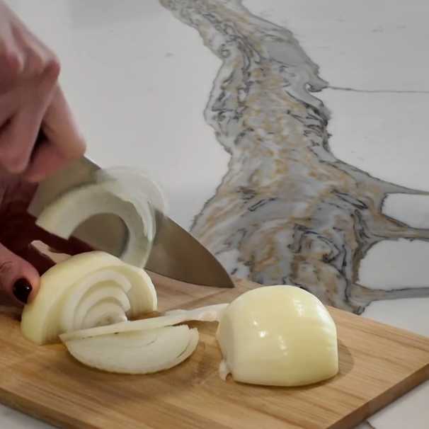 Куриная печень, жаренная в муке с луком — Шаг 2