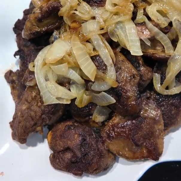 Куриная печень, жаренная в муке с луком — Шаг 8