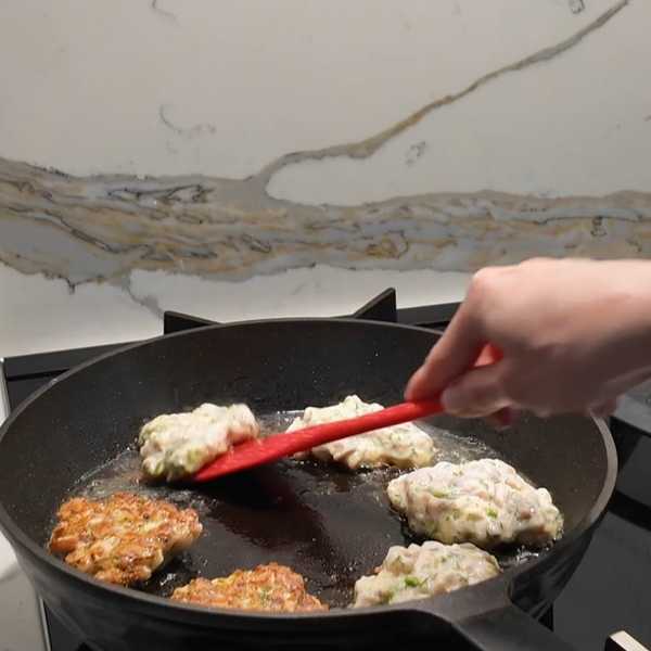 Рубленые котлеты из куриного филе с сыром и зеленью — Шаг 10