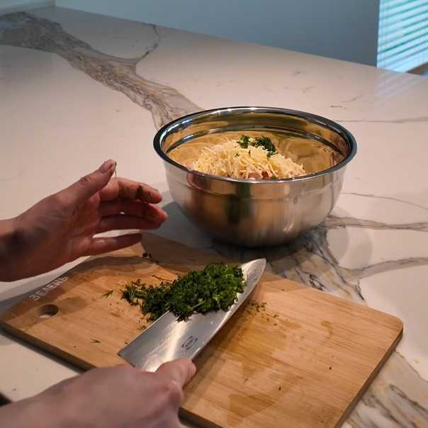 Рубленые котлеты из куриного филе с сыром и зеленью — Шаг 5